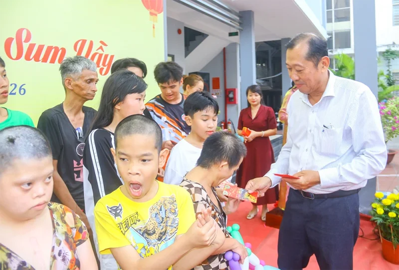 Tặng quà tết trẻ em mồ côi&nbsp;