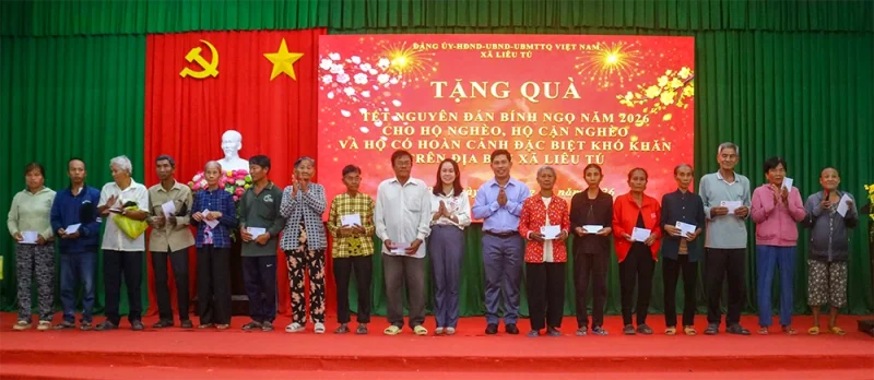 Xã Liêu Tú, Hòa Tú, Gia Hòa trao hàng trăm suất quà cho người nghèo&nbsp;