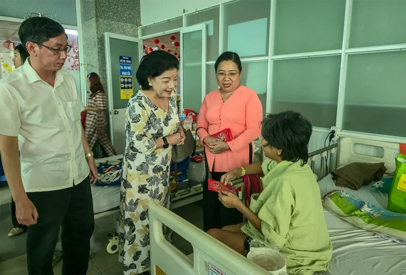 Hội đồng hương TP Cần Thơ tặng 150 phần quà tại Bệnh viện Đa khoa Sóc Trăng&nbsp;