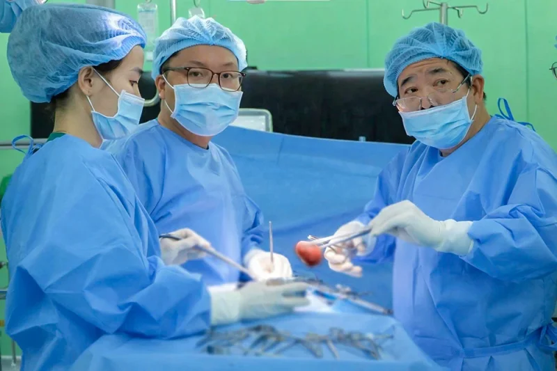 Phẫu thuật lấy viên sỏi san hô to bằng quả trứng&nbsp;