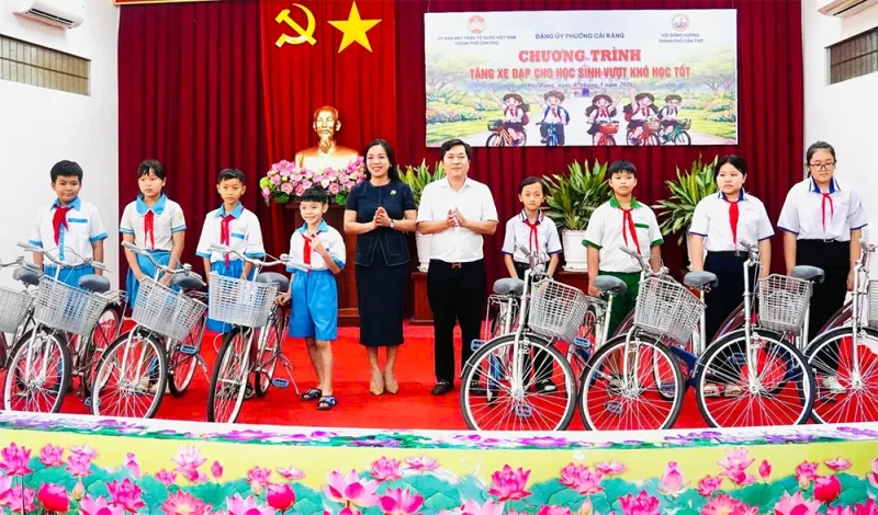 Trao 50 xe đạp tặng học sinh vượt khó học tốt tại phường Cái Răng&nbsp;