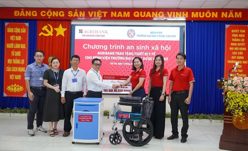 Agribank Chi nhánh Cần Thơ trao thiết bị y tế tặng Bệnh viện Đại học Y Dược Cần Thơ&nbsp;