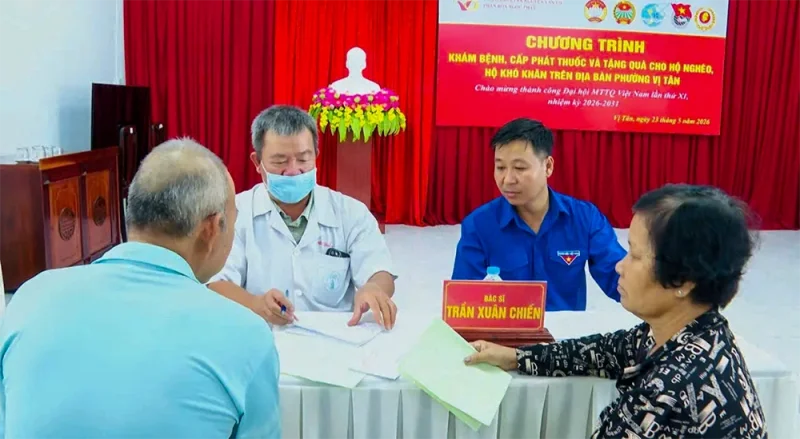 Khám bệnh, tặng quà 200 hộ nghèo, hộ có hoàn cảnh khó khăn&nbsp;