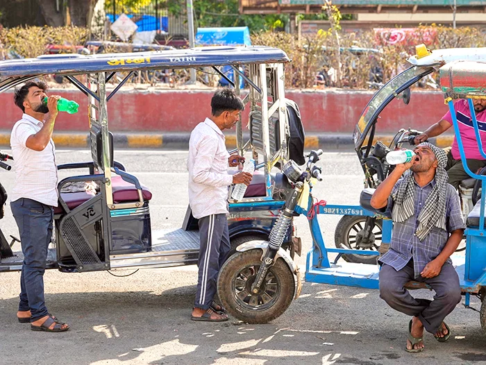 Lao động Ấn Độ kiệt sức vì nắng nóng&nbsp;