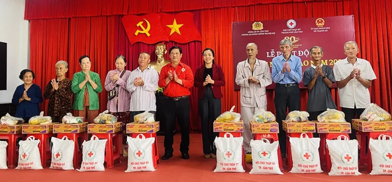 Thực hiện các hoạt động xã hội nhân đạo với tổng trị giá trên 2,9 tỉ đồng trong Tháng Nhân đạo&nbsp;
