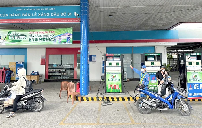 Thị trường xăng dầu Cần Thơ vận hành ổn định trong ngày đầu bán xăng E10&nbsp;