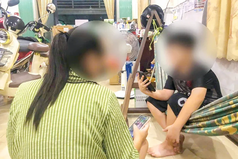 Một mái nhà, nhiều màn hình và những khoảng cách vô hình&nbsp;