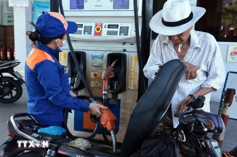 Xăng E10RON95-III giảm 412 đồng, dầu diesel tăng 569 đồng từ 15 giờ 9/7&nbsp;