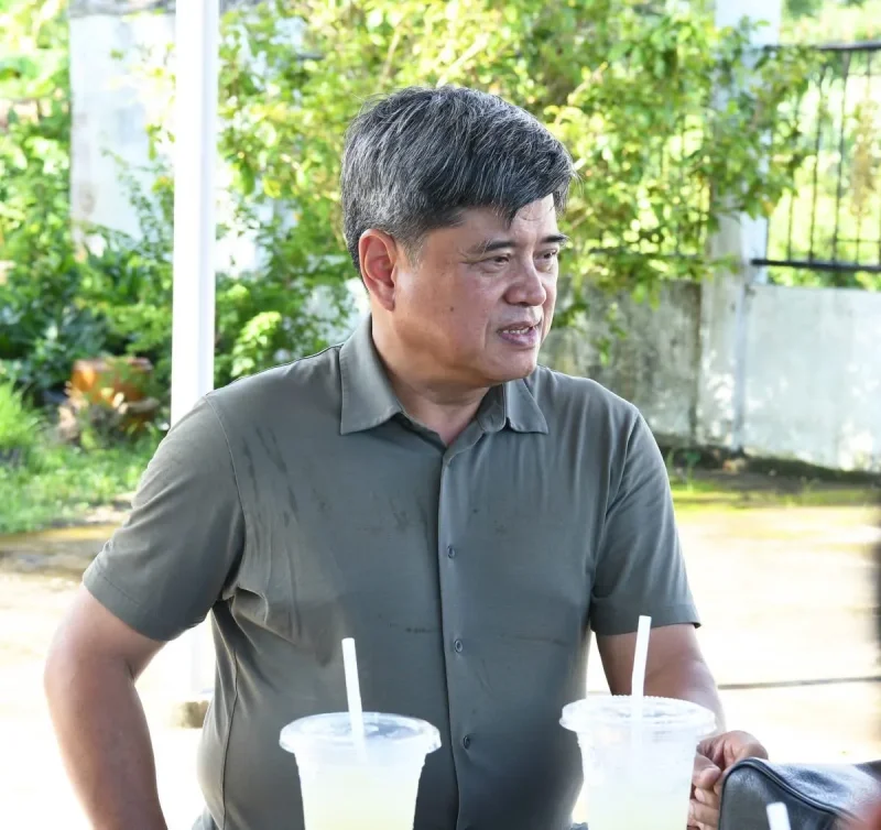 Nguyên Thứ trưởng Bộ Nông nghiệp và Môi trường Trần Thanh Nam khảo sát mô hình thu gom, tiêu thụ rơm ở xã Long Phú&nbsp;