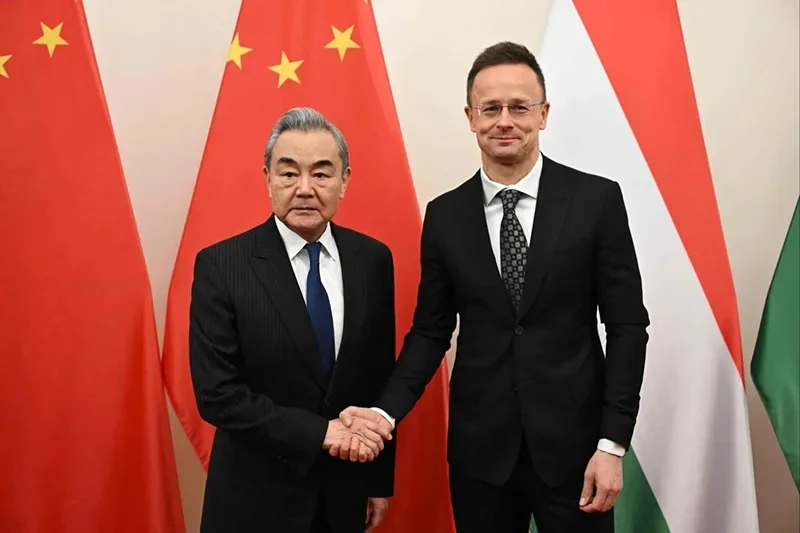 Áp lực bủa vây cựu Ngoại trưởng Hungary&nbsp;