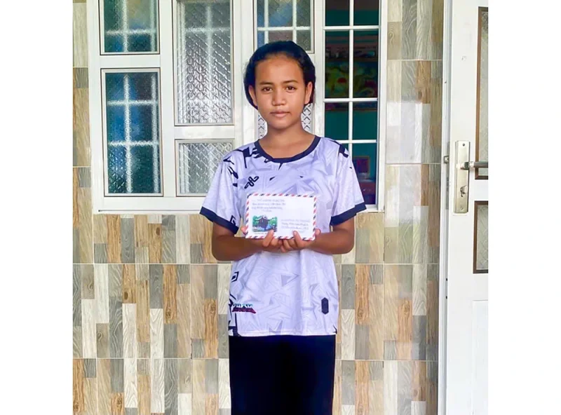 Ước mơ tiếp tục đến trường của cô bé mồ côi&nbsp;