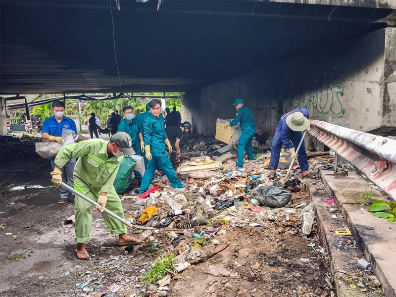 UBND phường Tân An xử lý bãi rác tự phát dưới chân cầu Đầu Sấu&nbsp;