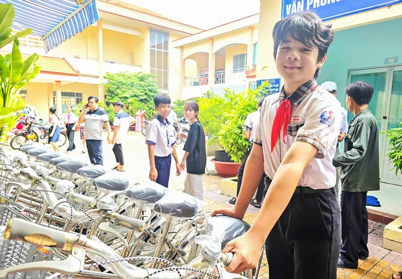 Hội đồng Họ Trần TP Cần Thơ khen thưởng học sinh xuất sắc và hỗ trợ học sinh có hoàn cảnh khó khăn&nbsp;