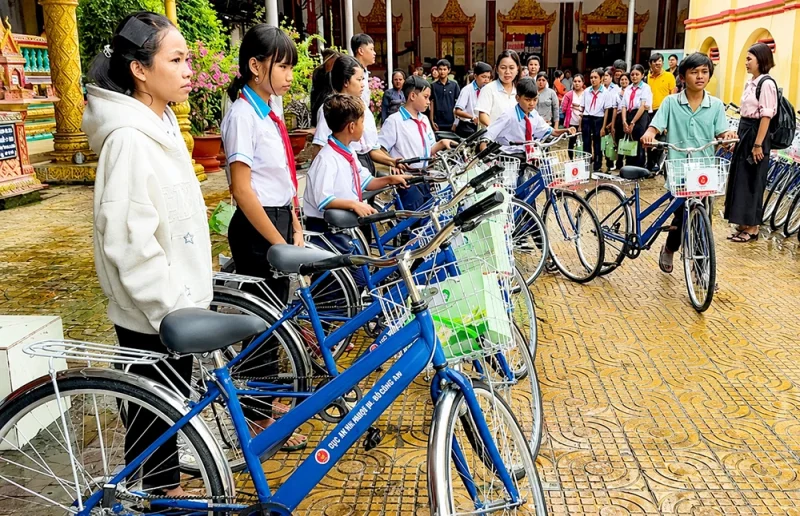 Tiếp sức học sinh dân tộc Khmer có hoàn cảnh khó khăn đến trường&nbsp;