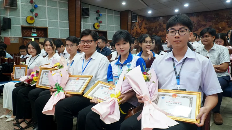 Khi cha mẹ học cách “nới dây diều”&nbsp;