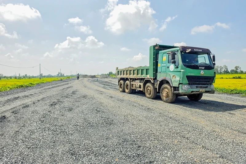 Tiếp tục phối hợp, tháo gỡ khó khăn nguồn vật liệu, đẩy nhanh tiến độ cao tốc Châu Đốc - Cần Thơ - Sóc Trăng&nbsp;