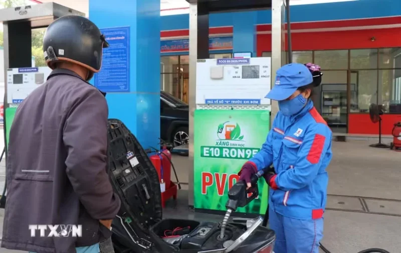 Giá xăng và dầu diesel giảm, E10RON95-III có giá 27.029 đồng từ 15 giờ hôm nay&nbsp;